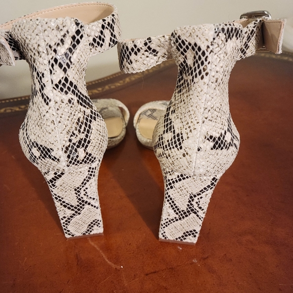Vince Cumato Genuine Leather Snakeskin Heel Size 9 - Picture 2 of 13